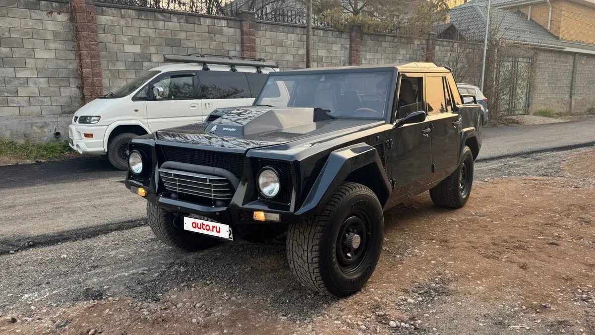 Редчайший внедорожник Lamborghini LM002 появился в продаже на Авто.ру 
