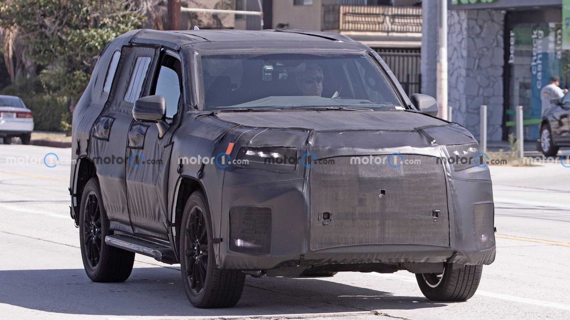 Новый Lexus LX вышел на тесты в самой мощной версии. У неё может оказаться мотор V8