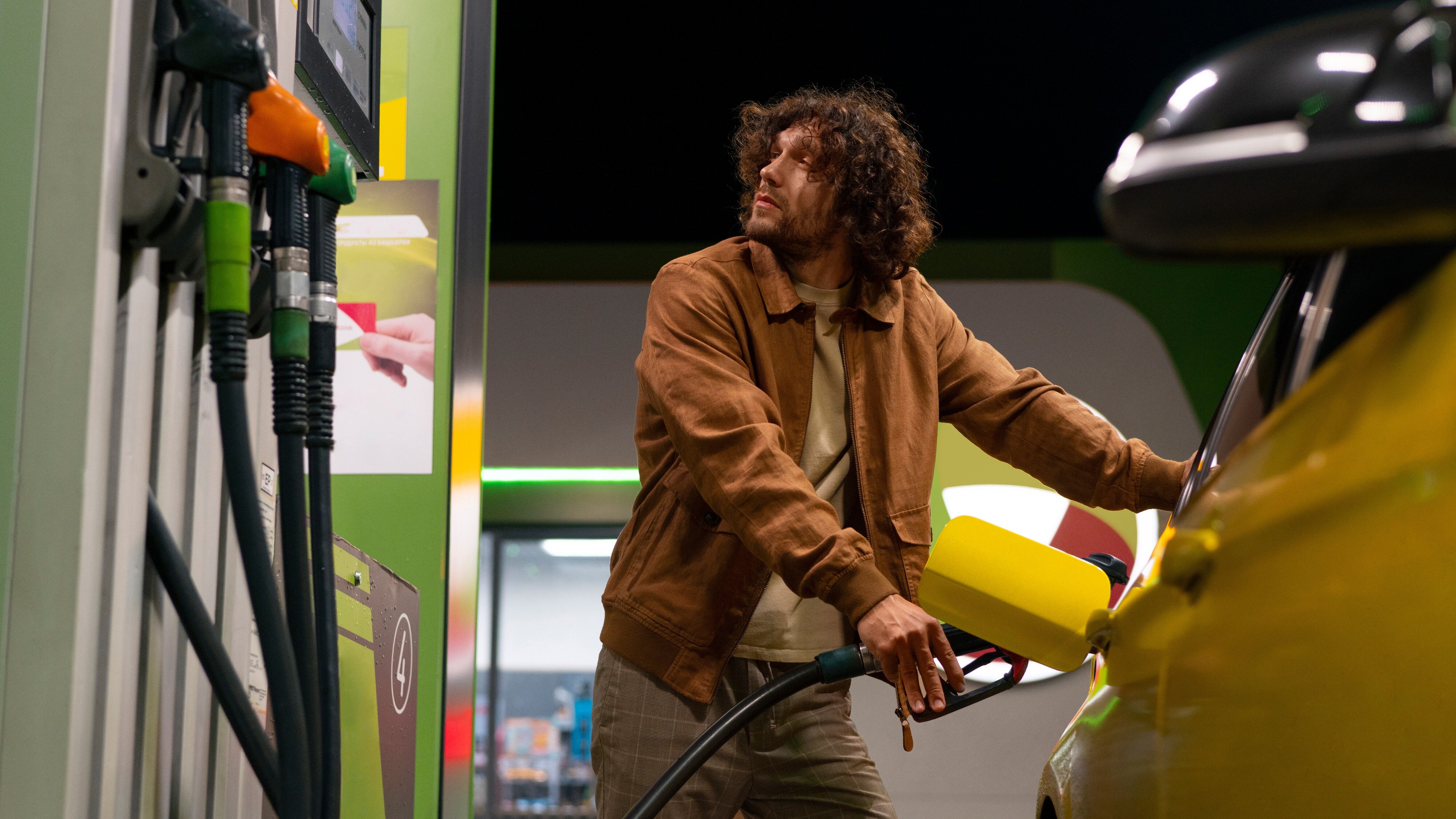 В России впервые за год снизились месячные цены на бензин