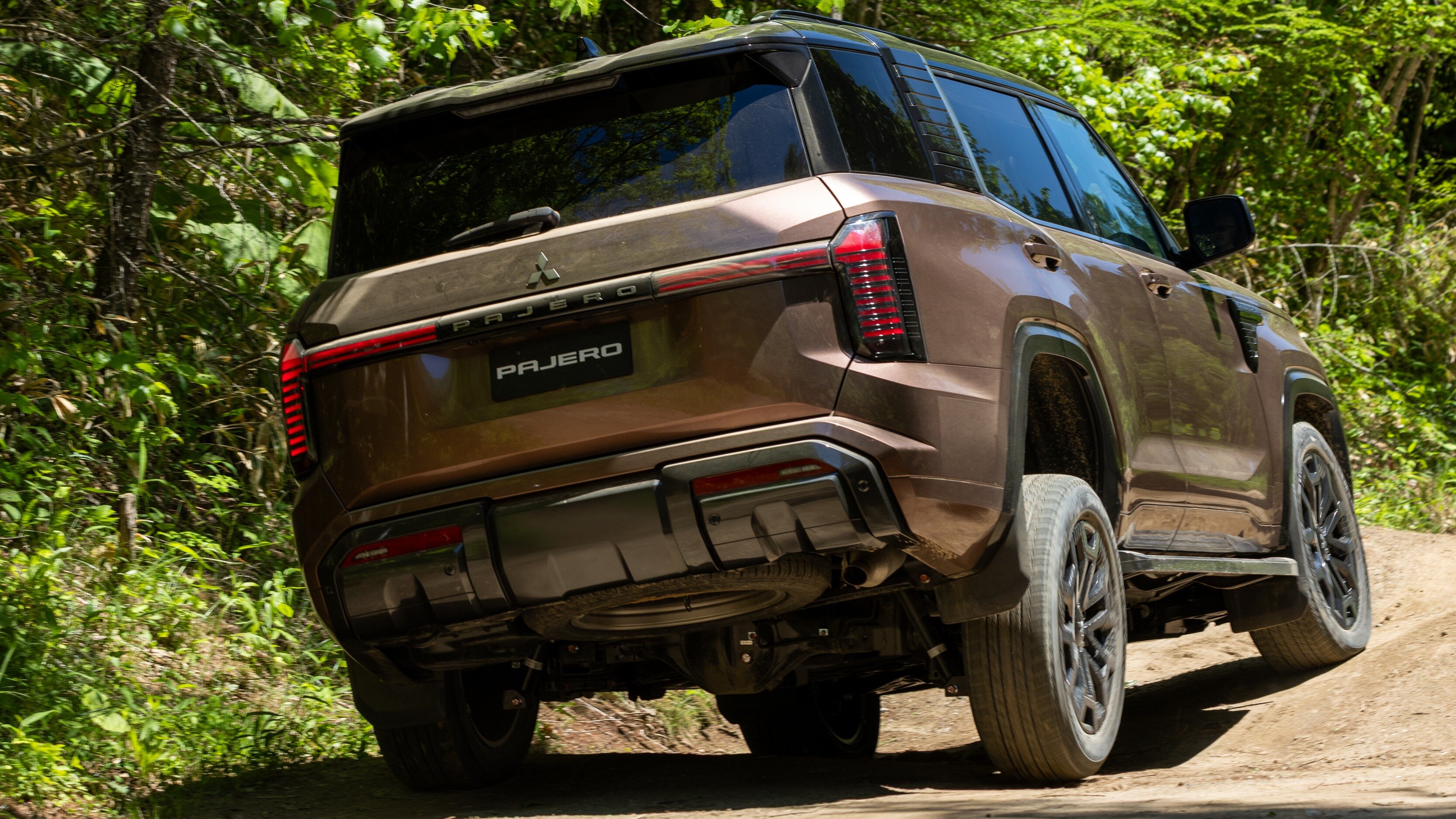 Mitsubishi объяснила отказ от внешнего запасного колеса у нового Pajero