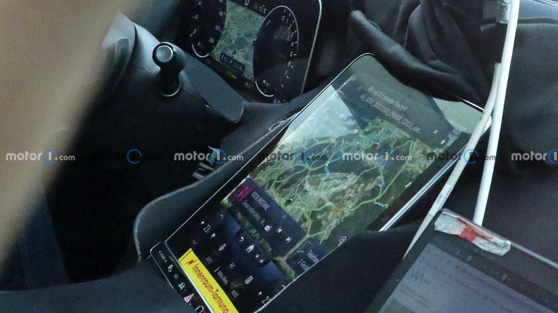 Шпионы сфотографировали гигантский «планшет» в салоне нового Mercedes-Benz GLC