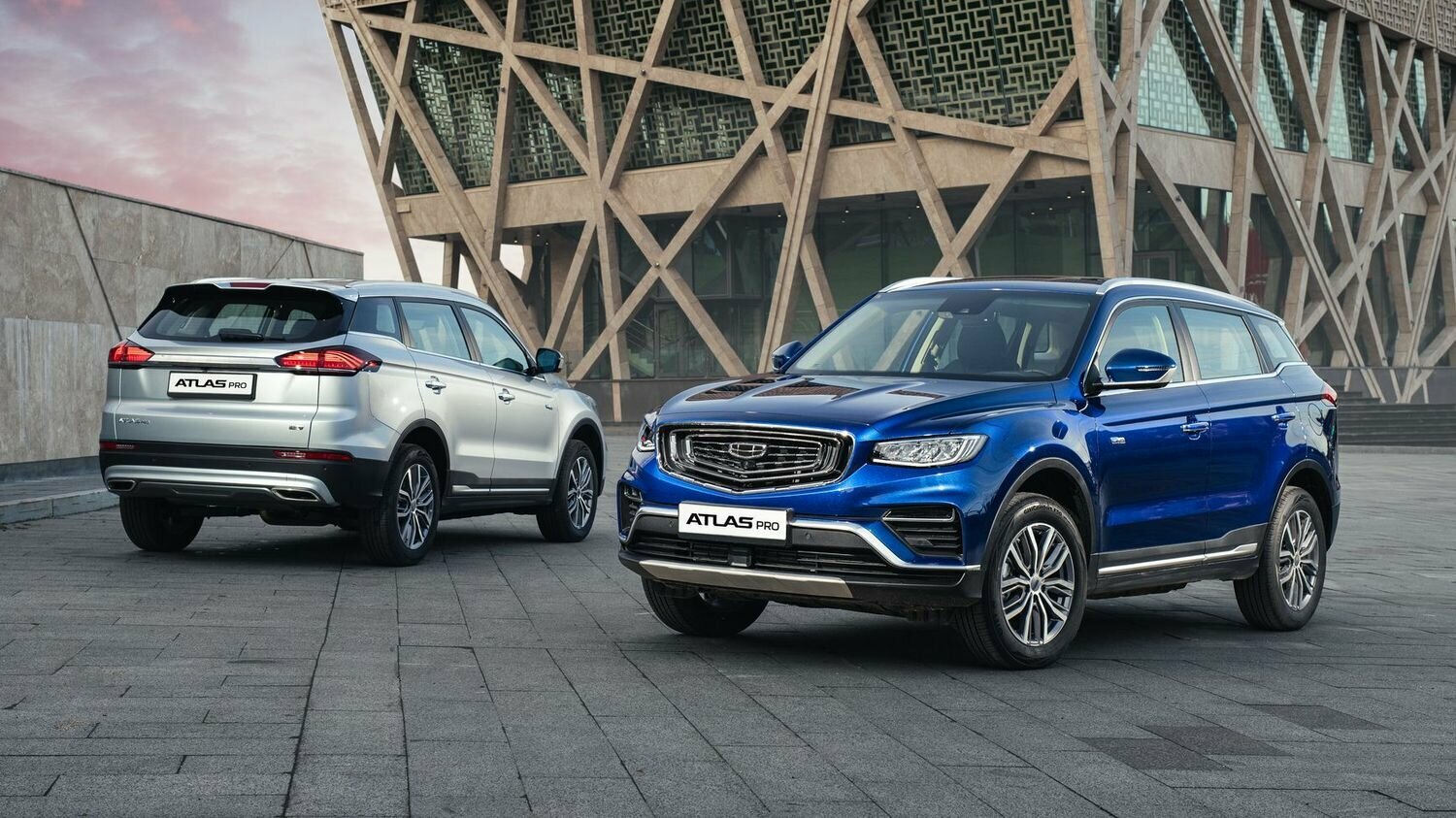 Стали известны российские цены на гибридный кроссовер Geely Atlas Pro