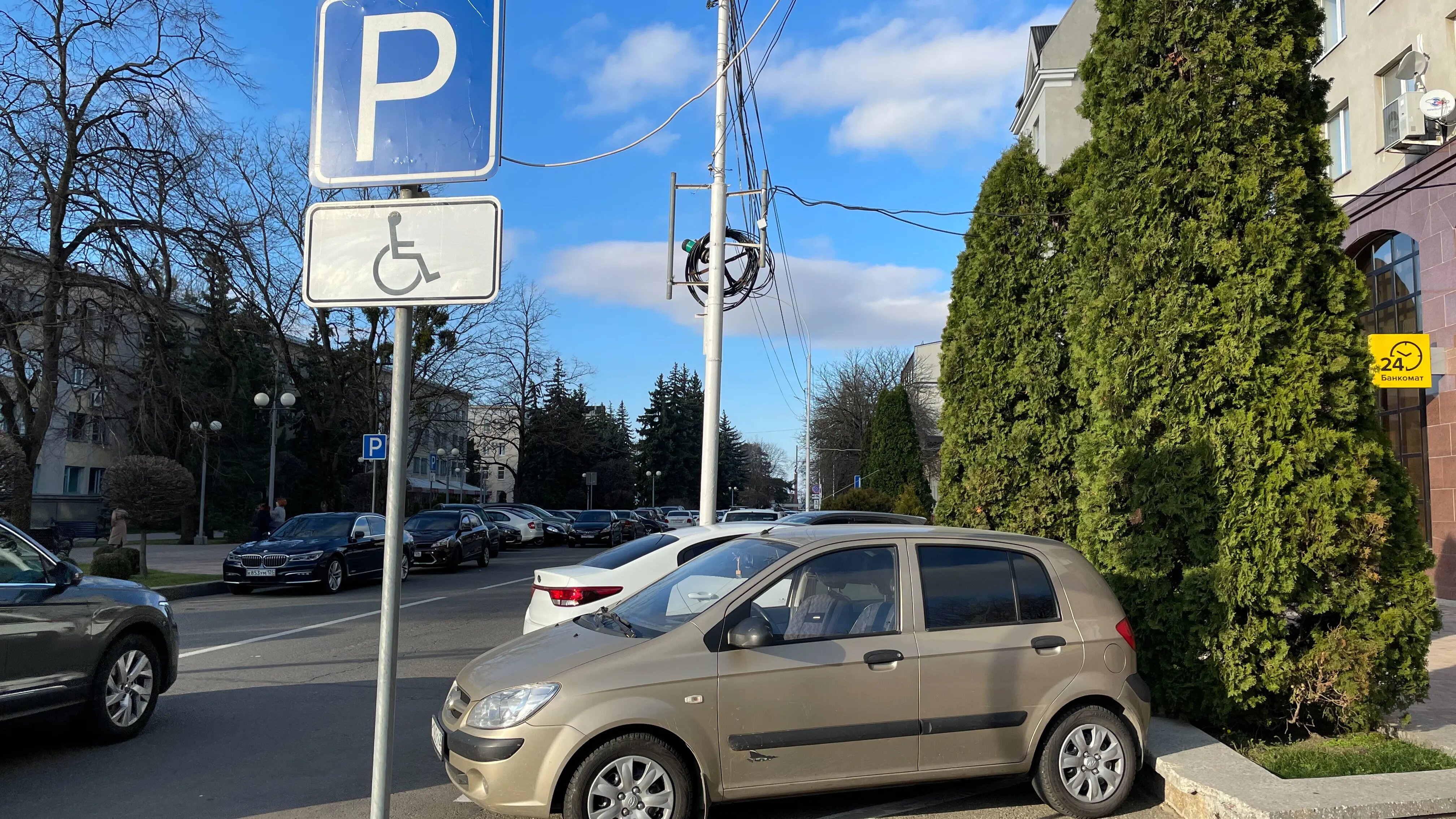 С начала года в Москве эвакуировали 19 тысяч машин с парковок для инвалидов
