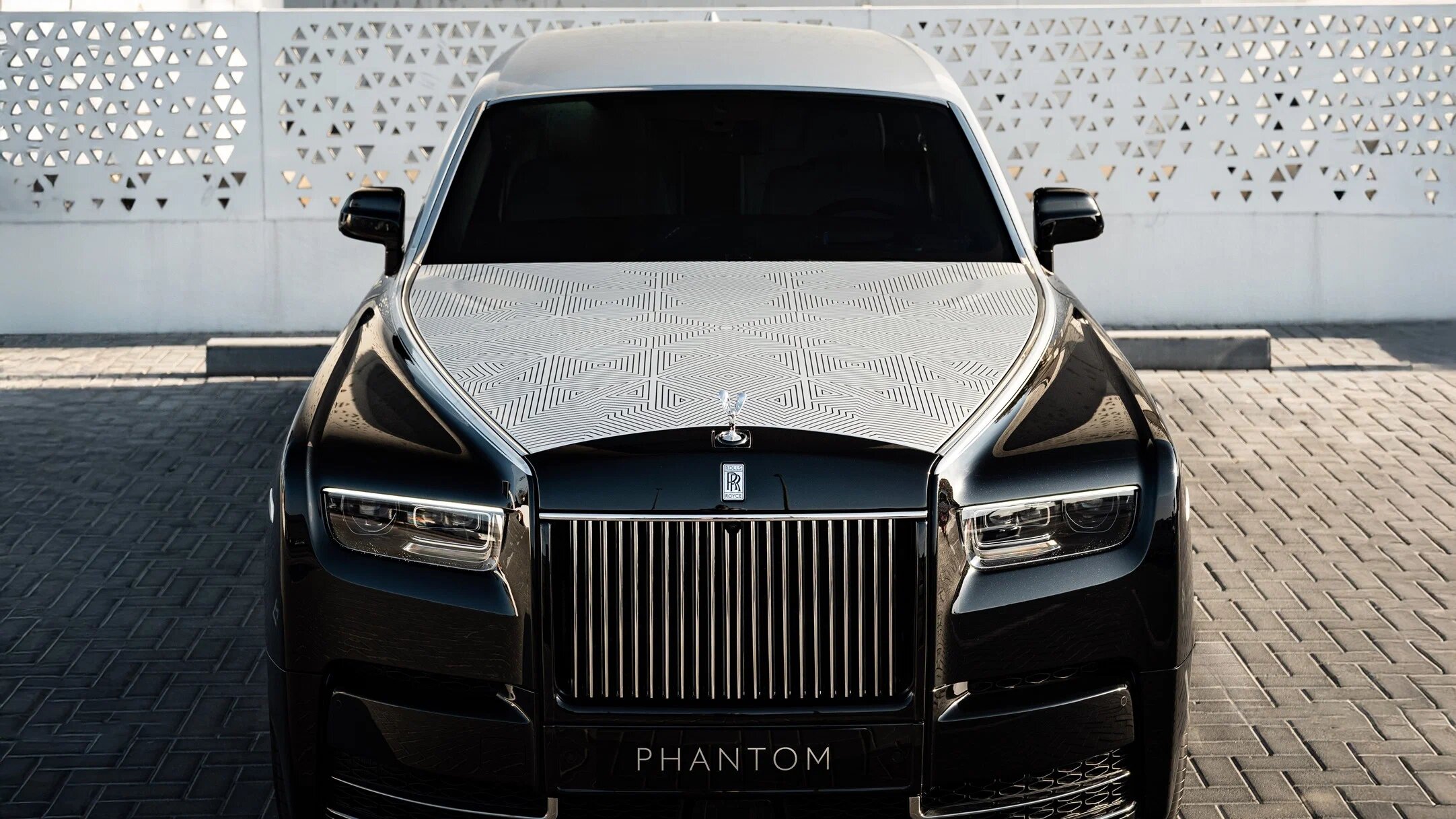 Rolls-Royce выпустил Phantom с уникальной лазерной гравировкой на кузове