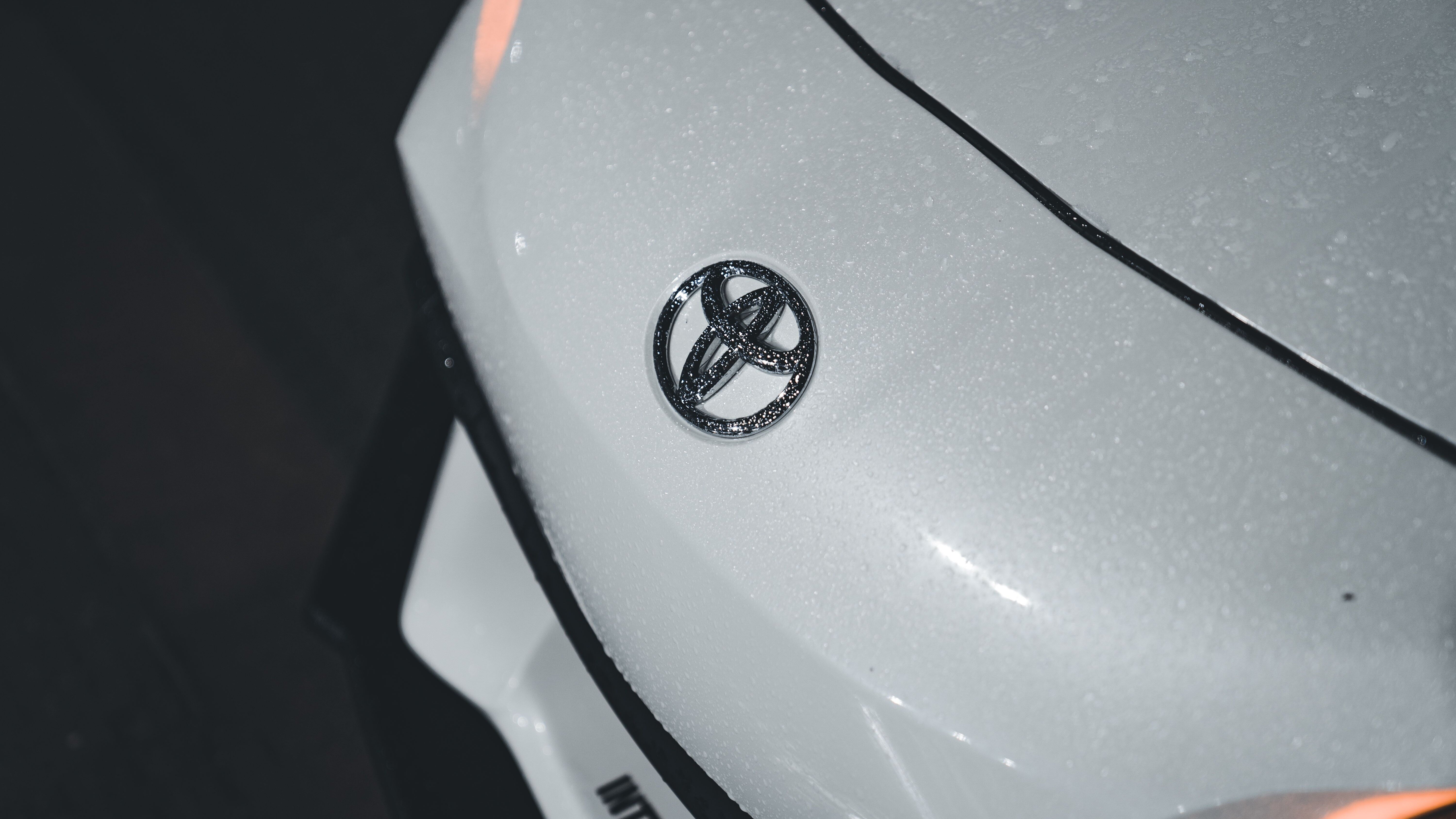 Продажи Toyota падают шестой месяц подряд