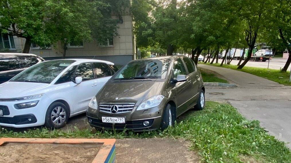 В Москве на треть сократилось количество случаев парковки на газонах