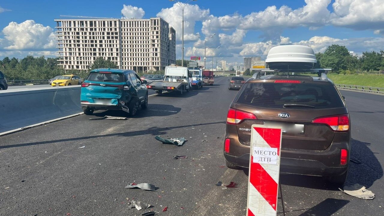 На дорогах Москвы стало безопаснее, заявил дептранс