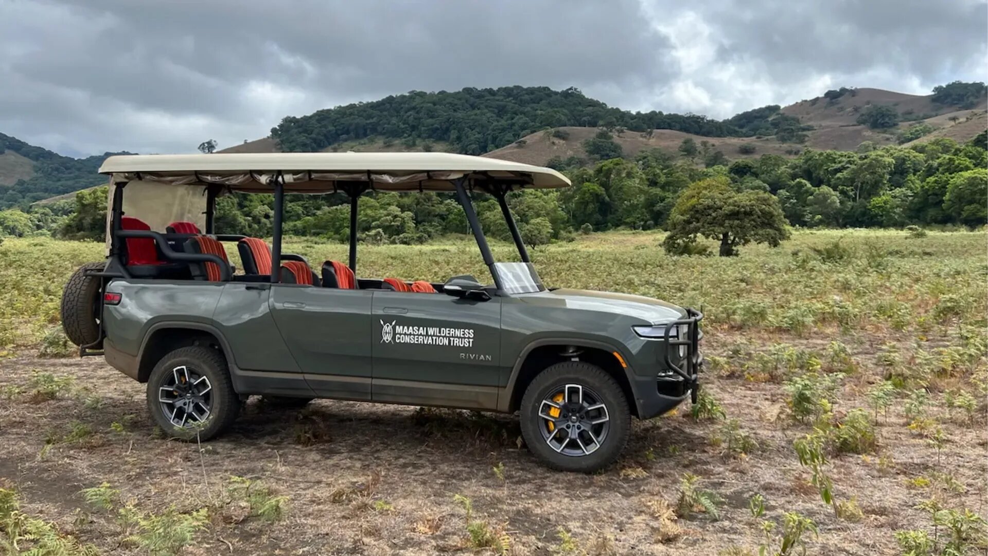 Электропикап Rivian R1T превратили в 8-местный сафари-кабриолет для Африки