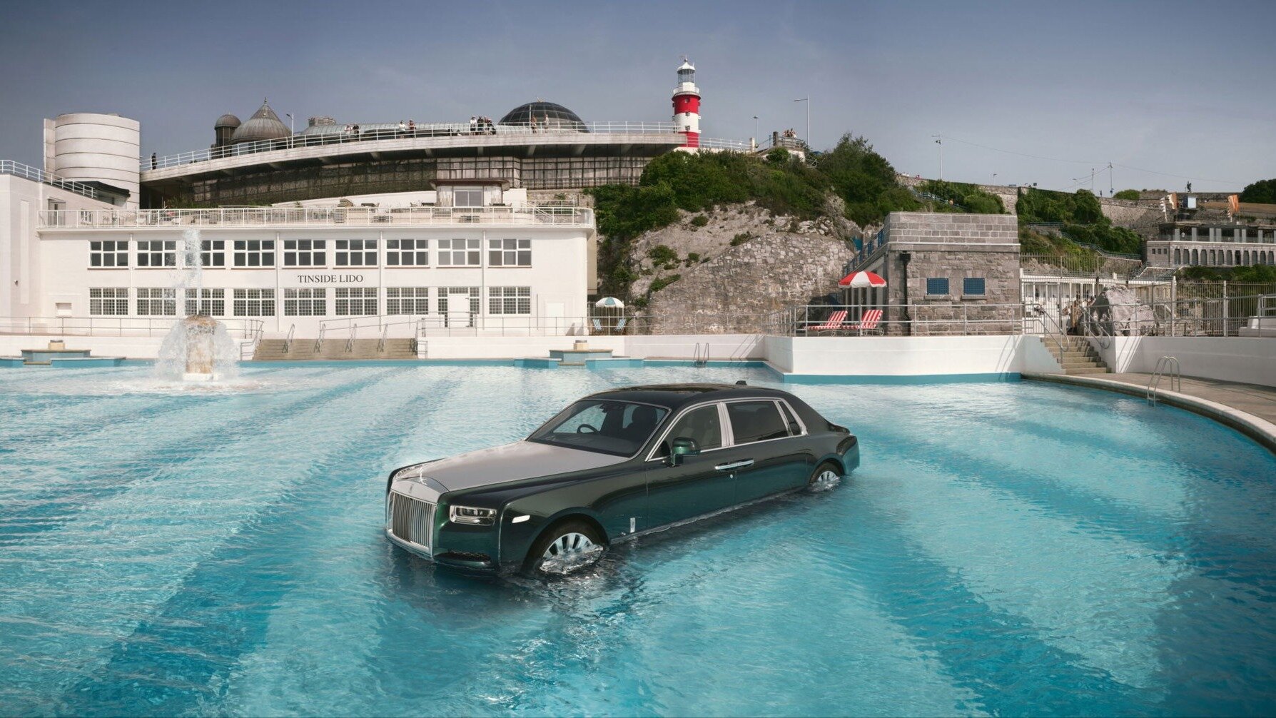 Rolls-Royce Phantom «утопили» в бассейне в честь 100-летия модели