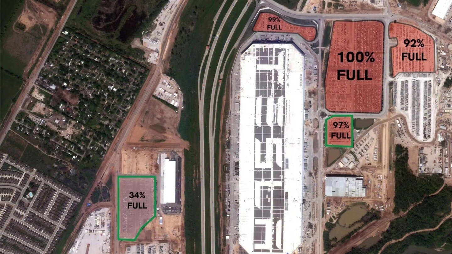 Огромные парковки с непроданными электрокарами Tesla в США видно из космоса