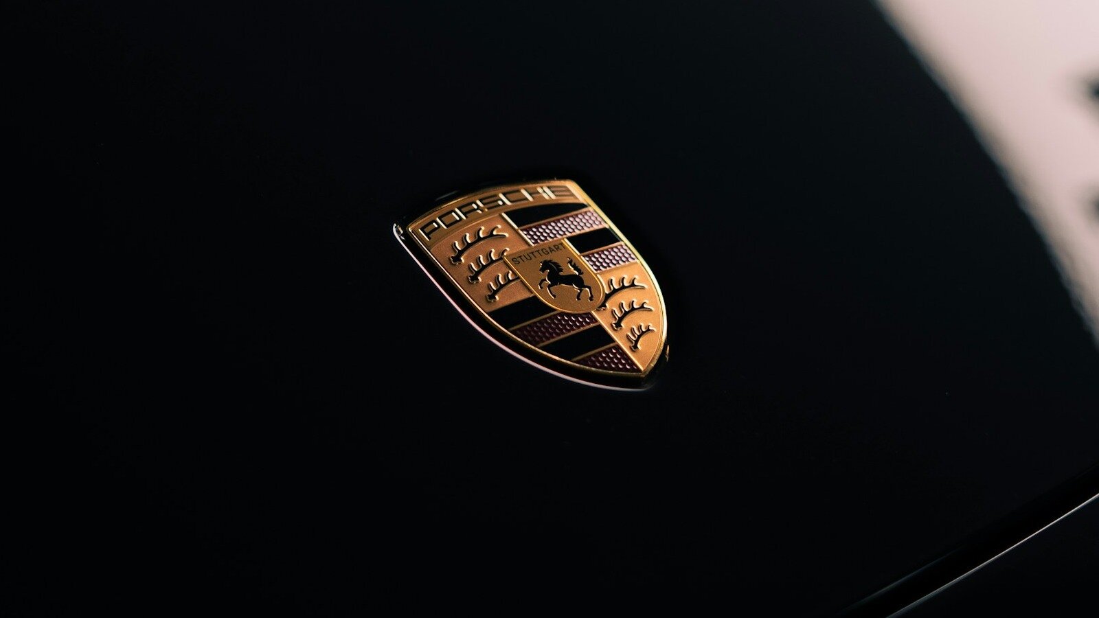 Porsche сократит тысячи рабочих мест и урежет инженерный центр