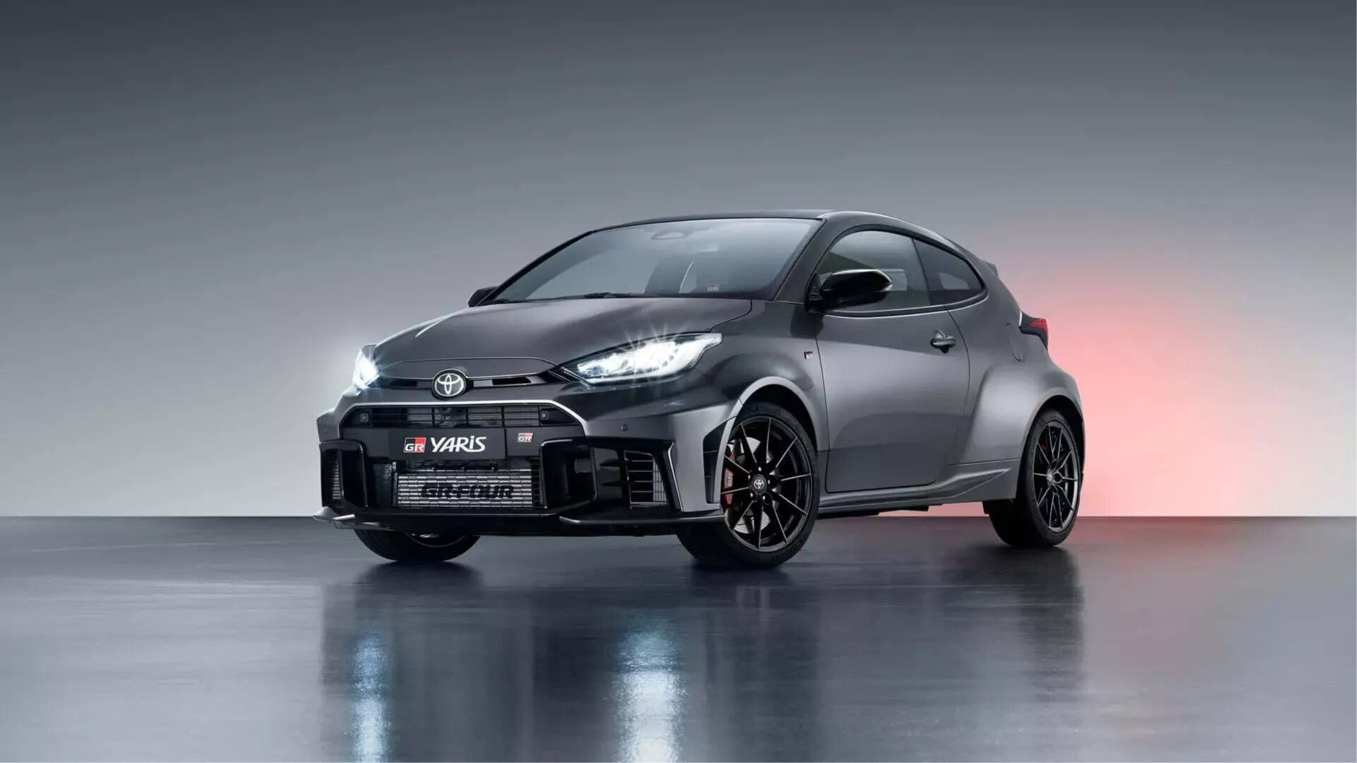 Toyota обновила хот-хэтч GR Yaris — теперь он 304-сильный и с «автоматом»