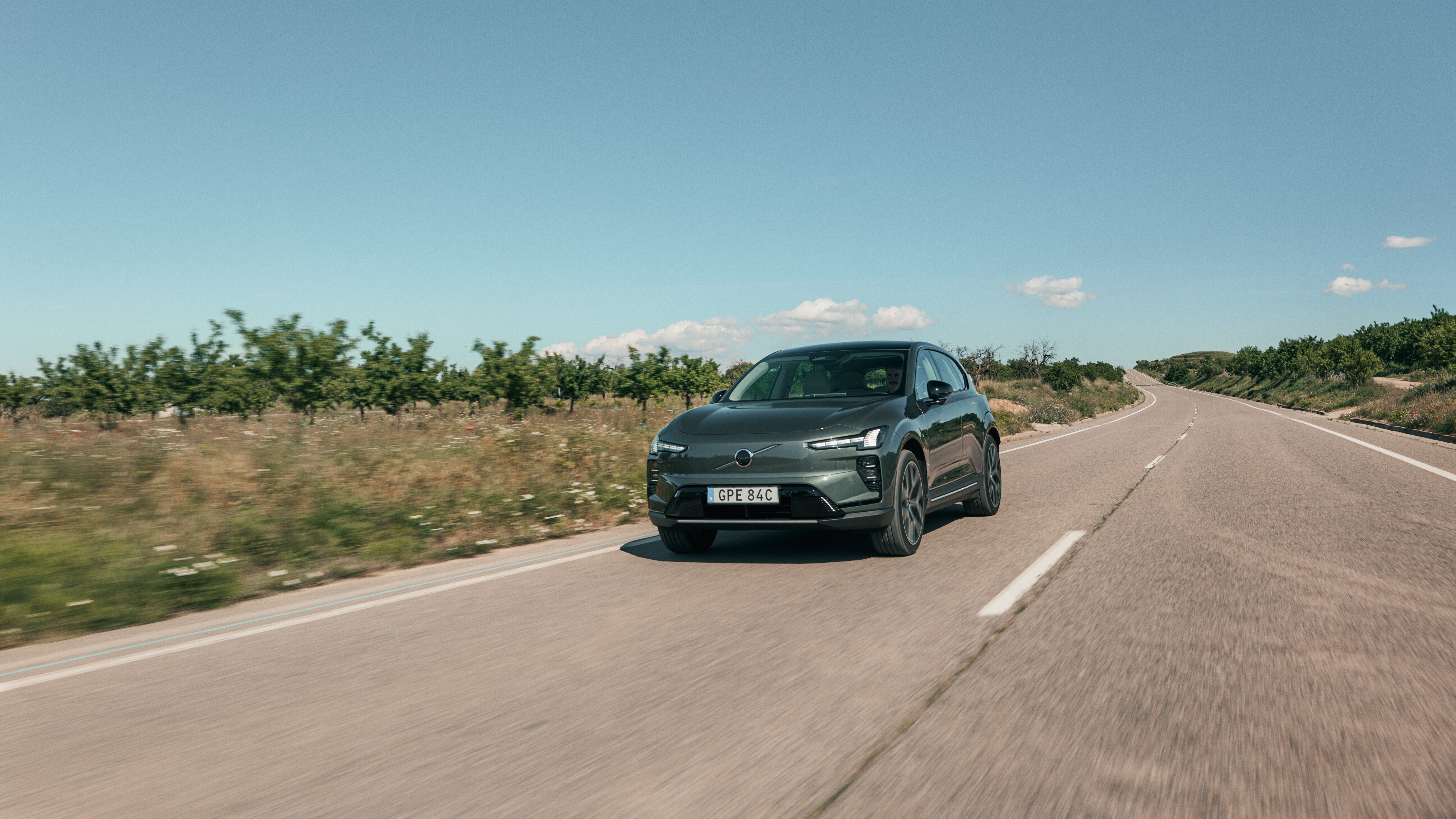 Volvo набрала 50 тысяч заказов на батарейный EX60, но отгрузила лишь 5 тысяч