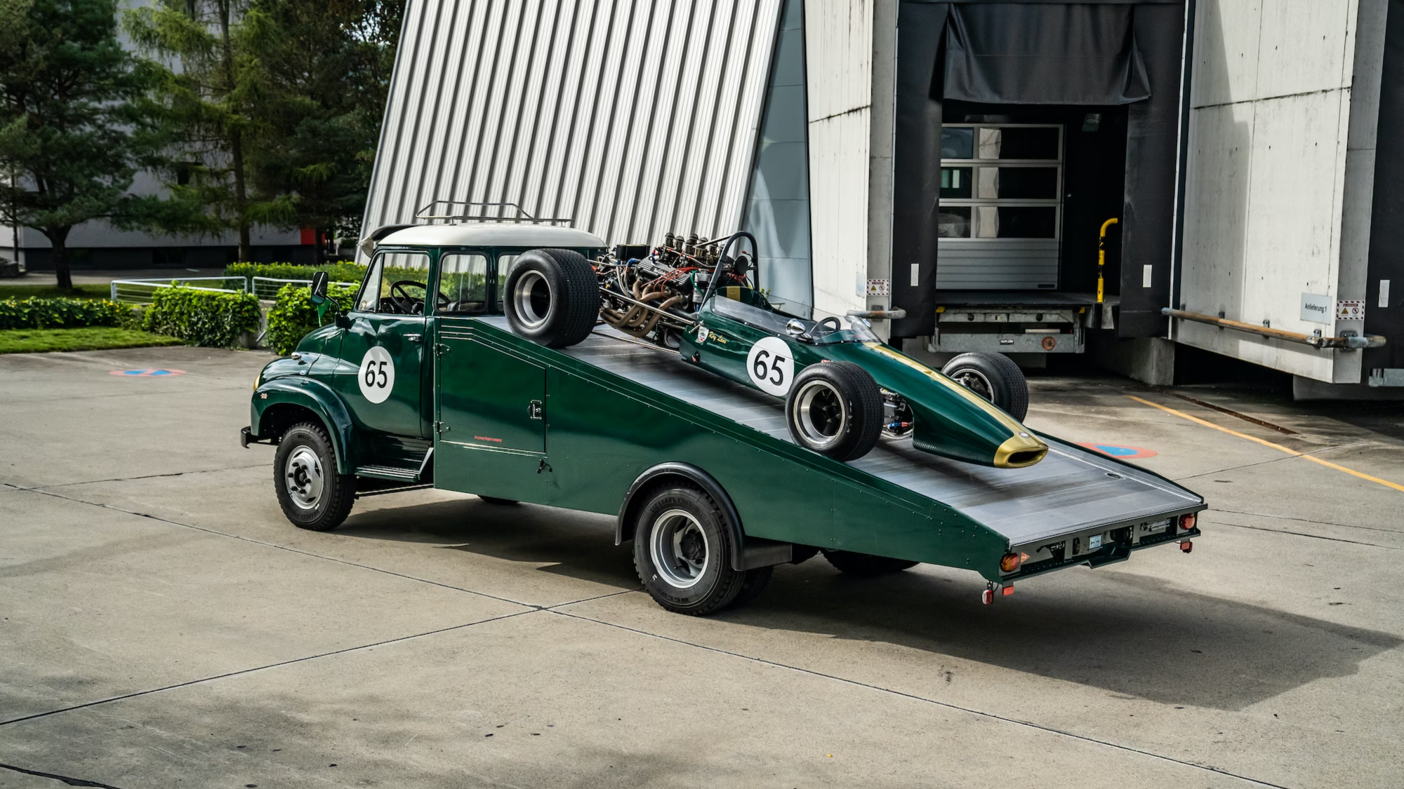 С молотка уйдёт болид Brabham Формулы-1 в комплекте с фирменным эвакуатором