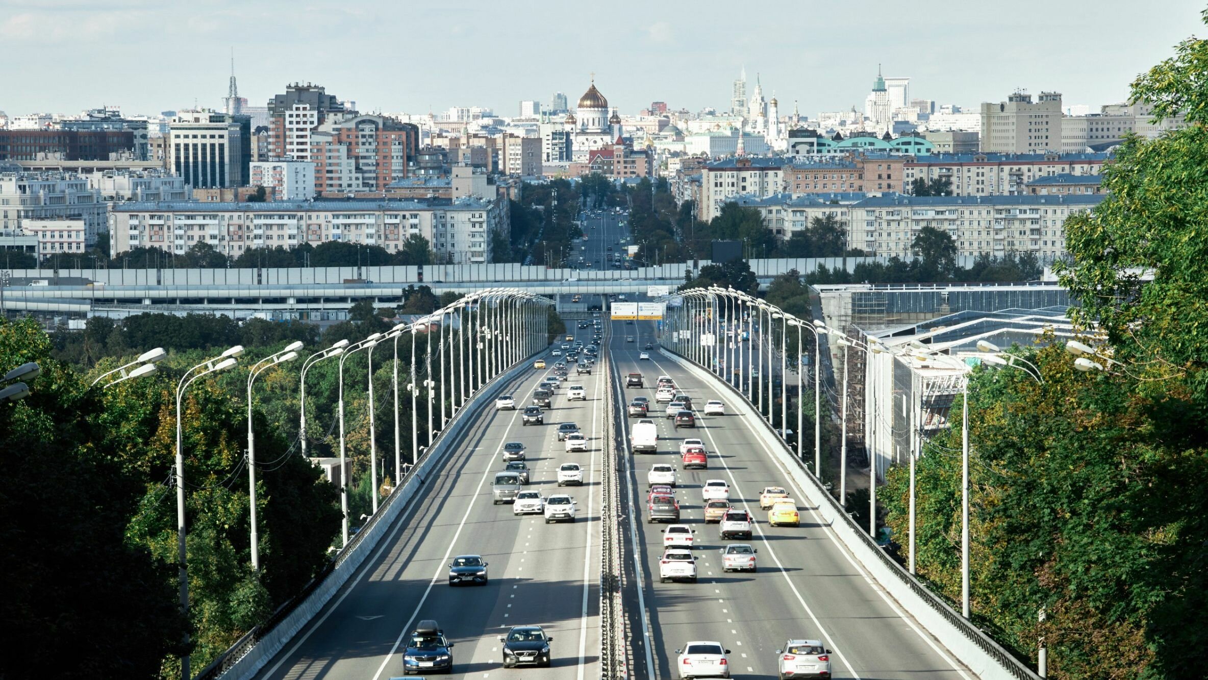 Названы магистрали Москвы, где чаще всего водители нарушают запрет на остановку