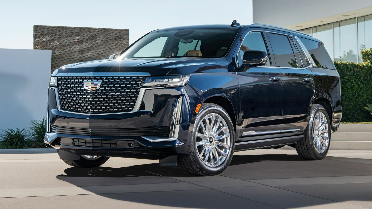 Новый Cadillac Escalade с гигантским экраном появился в России