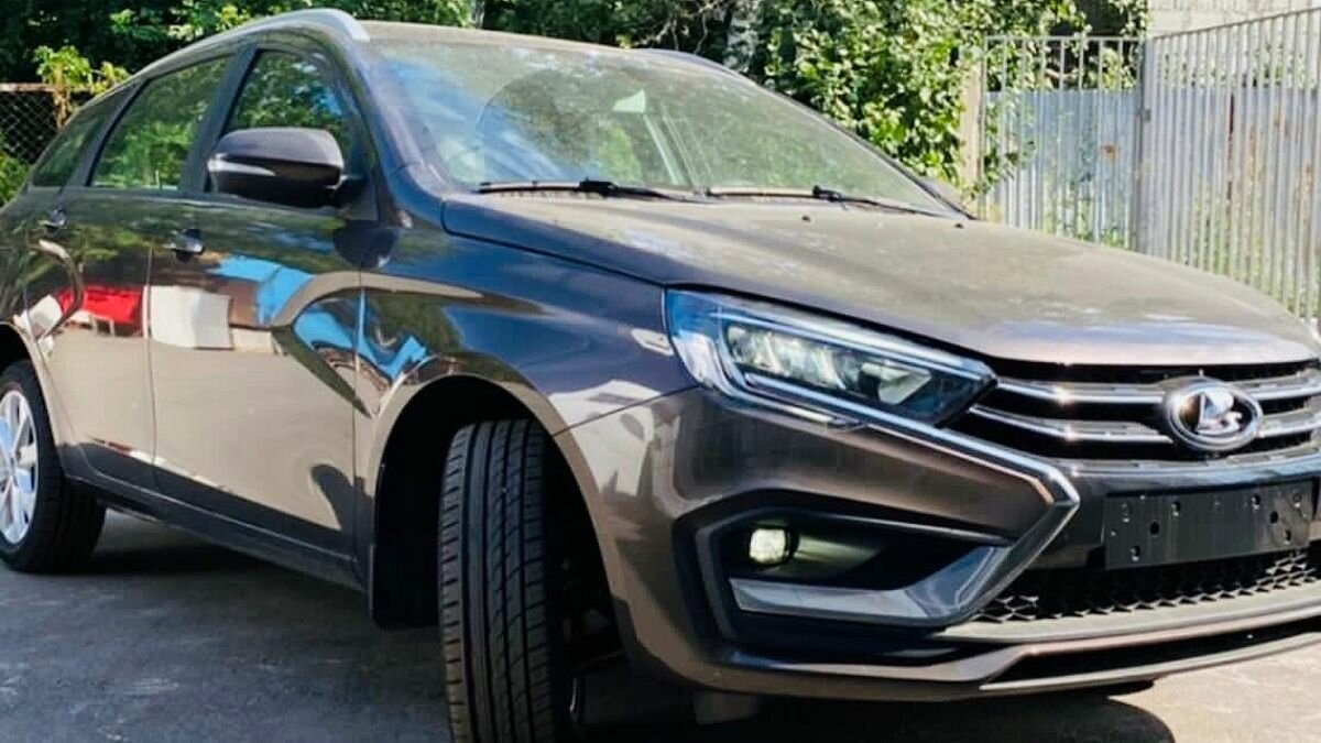 Стали известны цены новых седана и универсала Lada Vesta