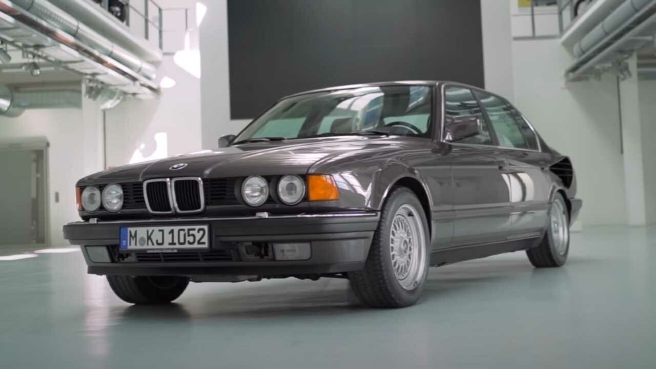 Прототип седана BMW 767iL с огромным V16 показали на видео