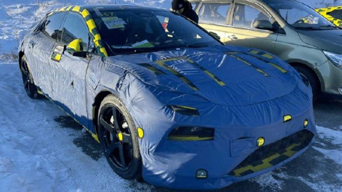 Lotus вывел первый за 3 десятилетия новый седан на зимние тесты