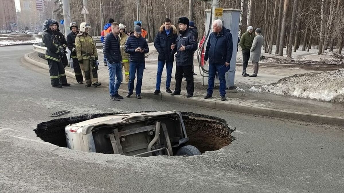 В Перми фургон «Соболь» полностью провалился под асфальт