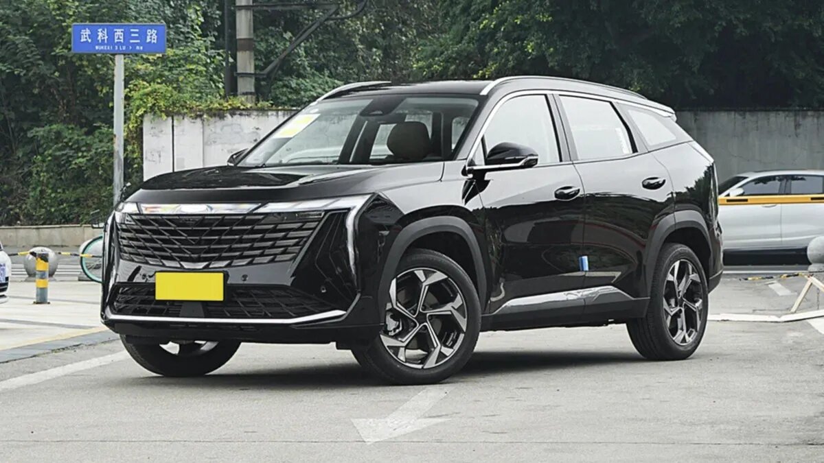 Стала известна цена нового Geely Atlas в России