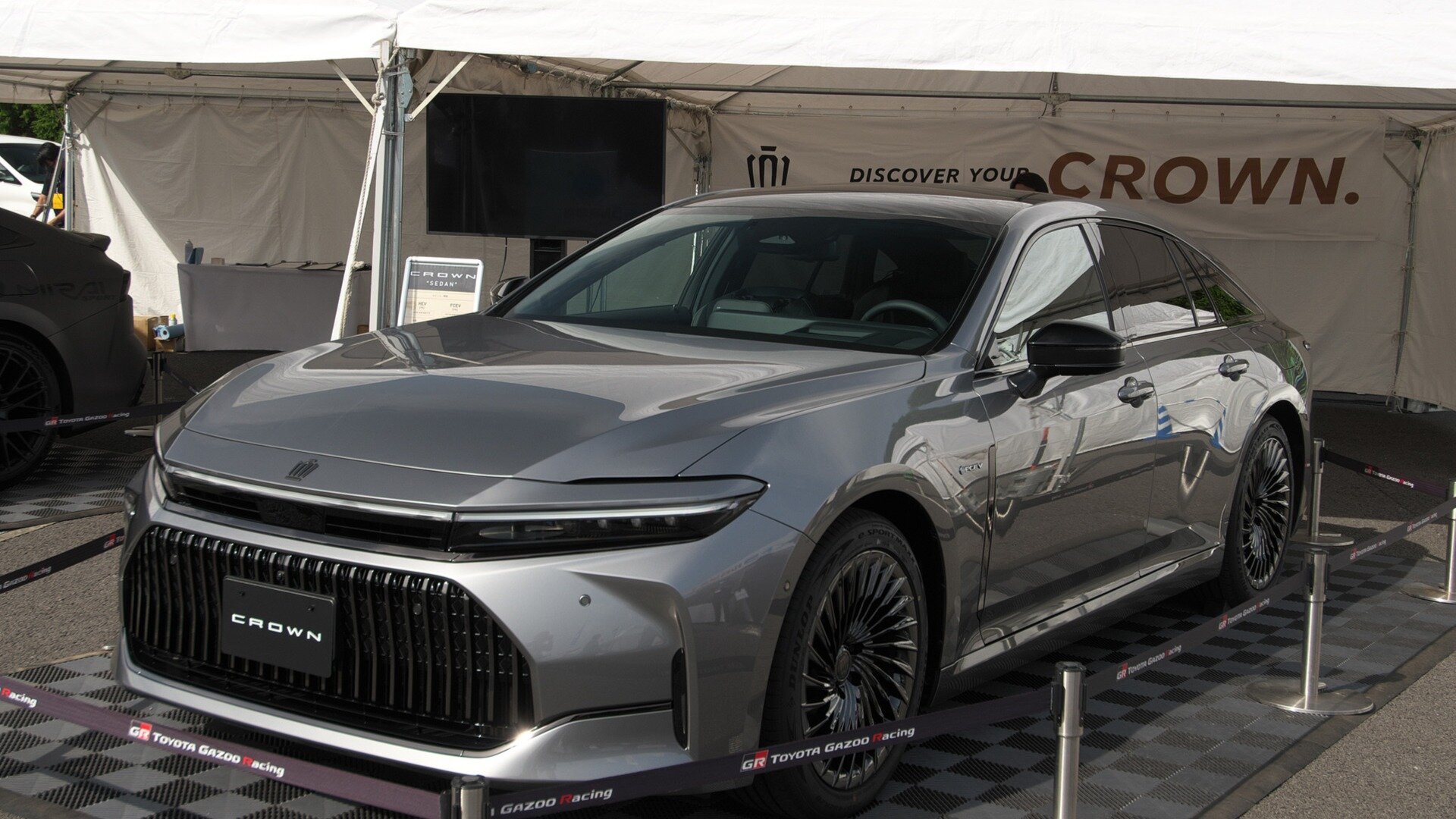 Новый седан Toyota Crown показали на гонках в Японии