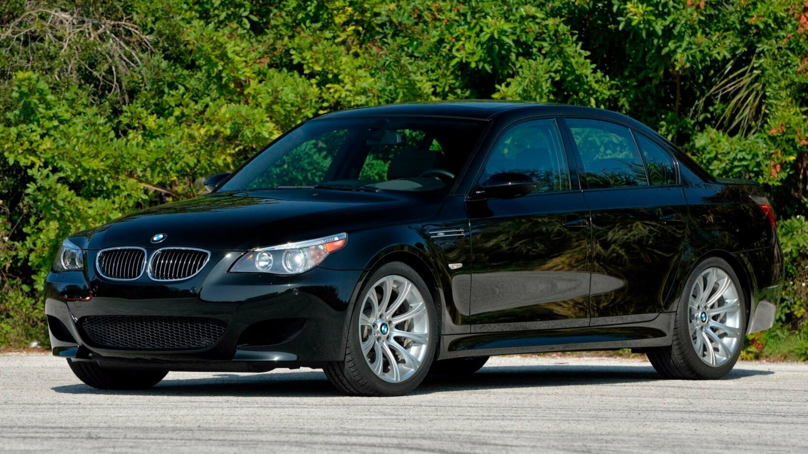 BMW M5 E60 с пробегом 2600 километров пустят с молотка