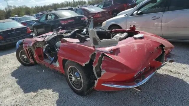 На аукционе битых машин появились Chevrolet Corvette, пострадавшие от урагана Ян