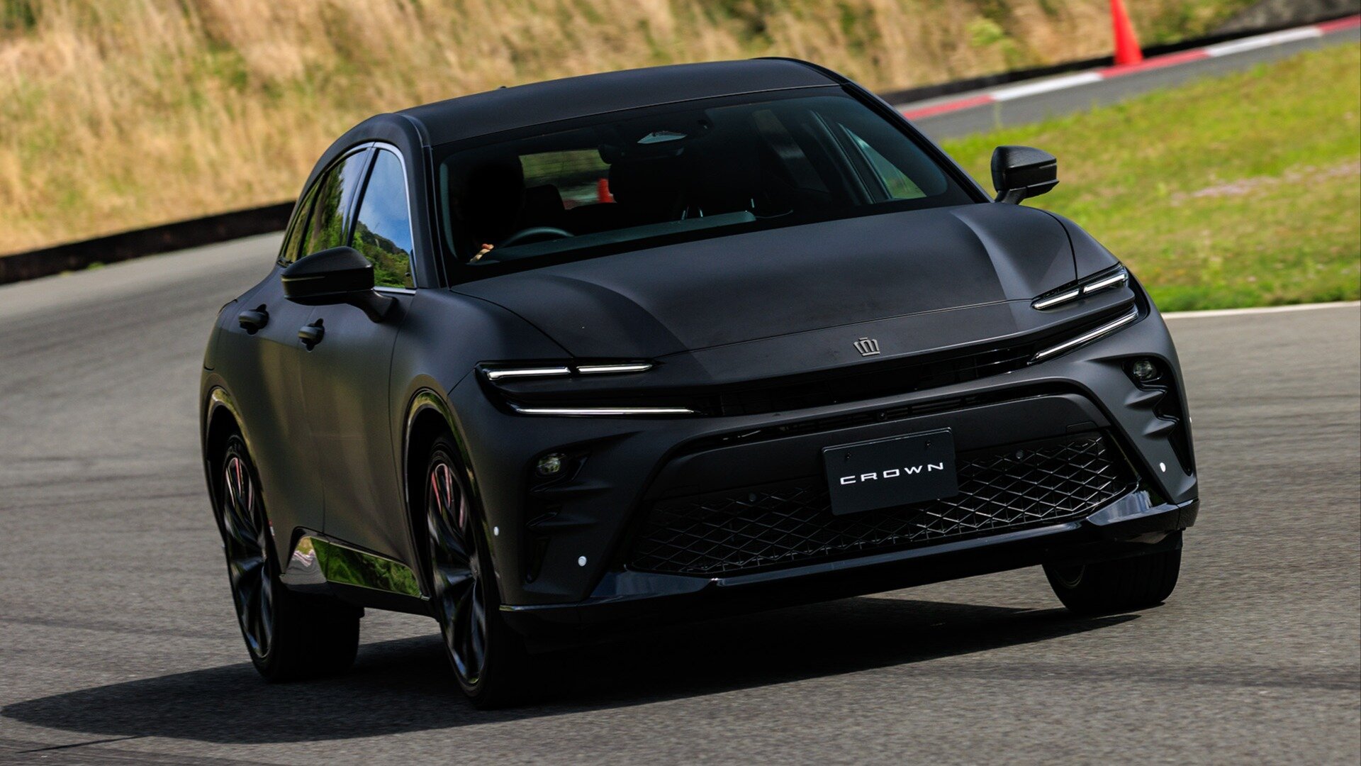 Toyota рассекретила новый Crown Sport: это гибридный кросс-хэтч