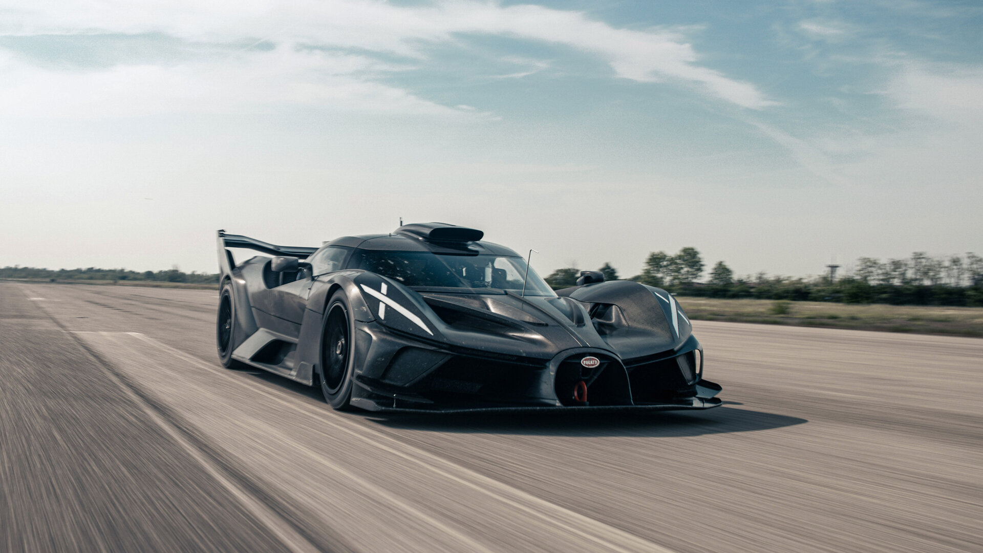 Bugatti показала испытания серийного гиперкара Bolide