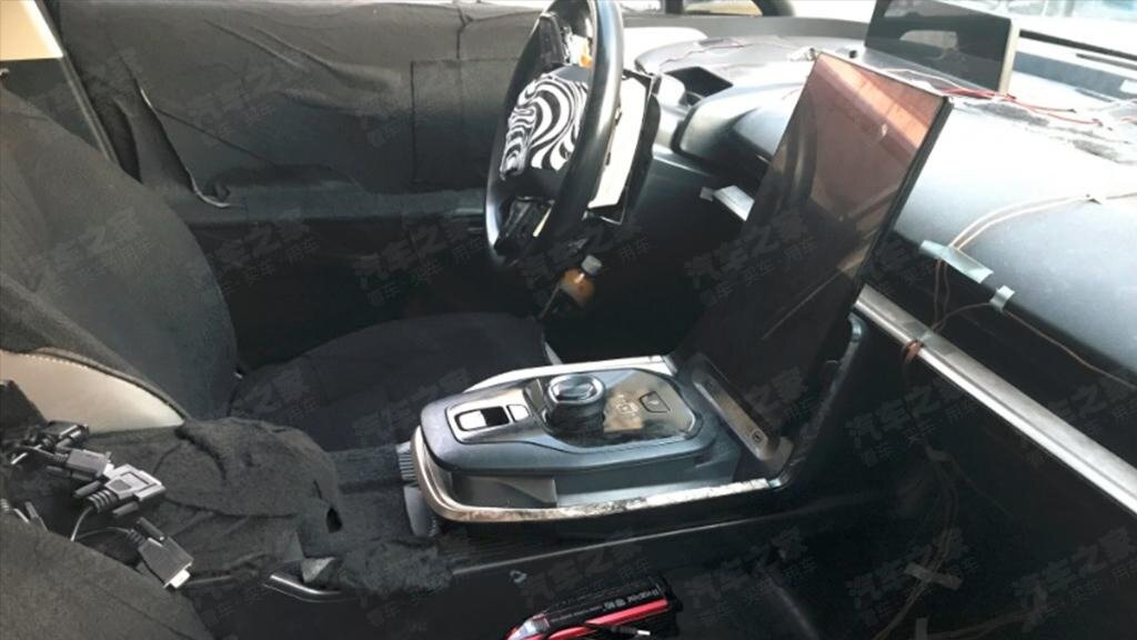 Шпионы сфотографировали огромный вертикальный экран электроседана Toyota