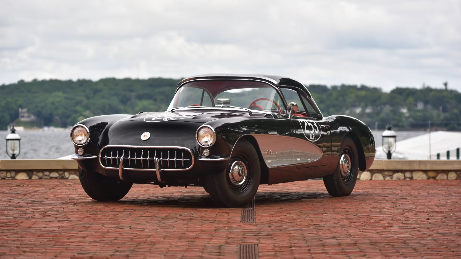Редчайший гоночный Chevrolet Corvette из 1950-х уйдёт с молотка