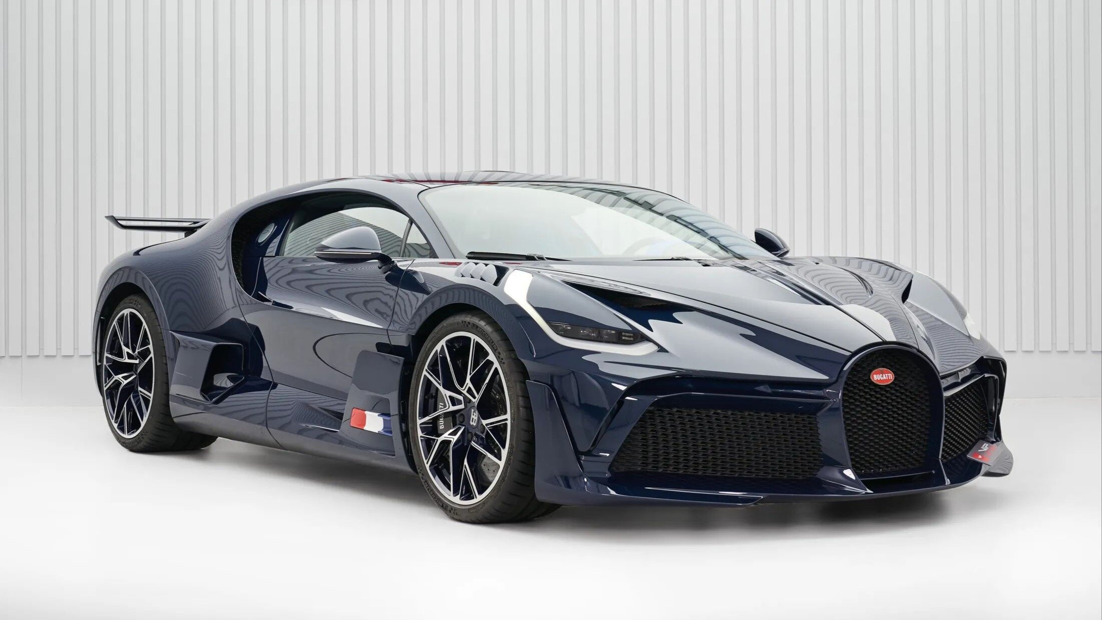 Гиперкар Bugatti Divo без пробега продают вдвое дороже стартовой цены