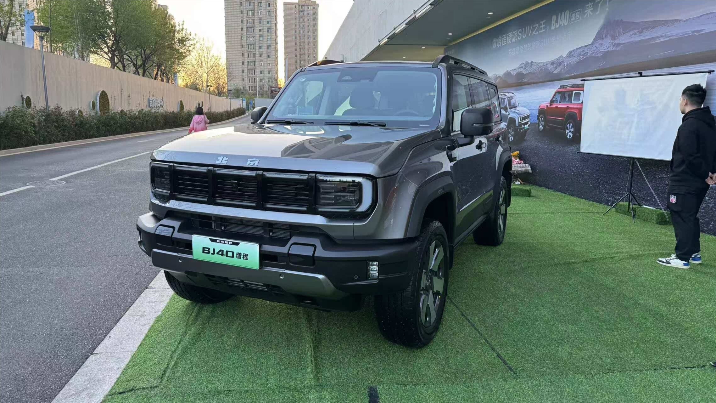 Гибридный внедорожник BAIC BJ40 подешевел к началу продаж в Китае