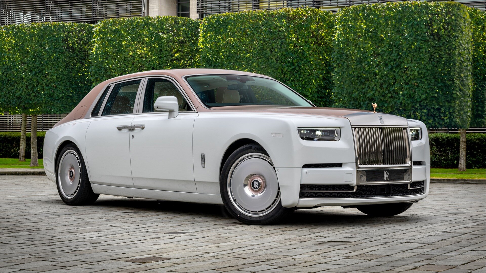 Rolls-Royce представил «кружевной» Phantom, отделанный розовым золотом