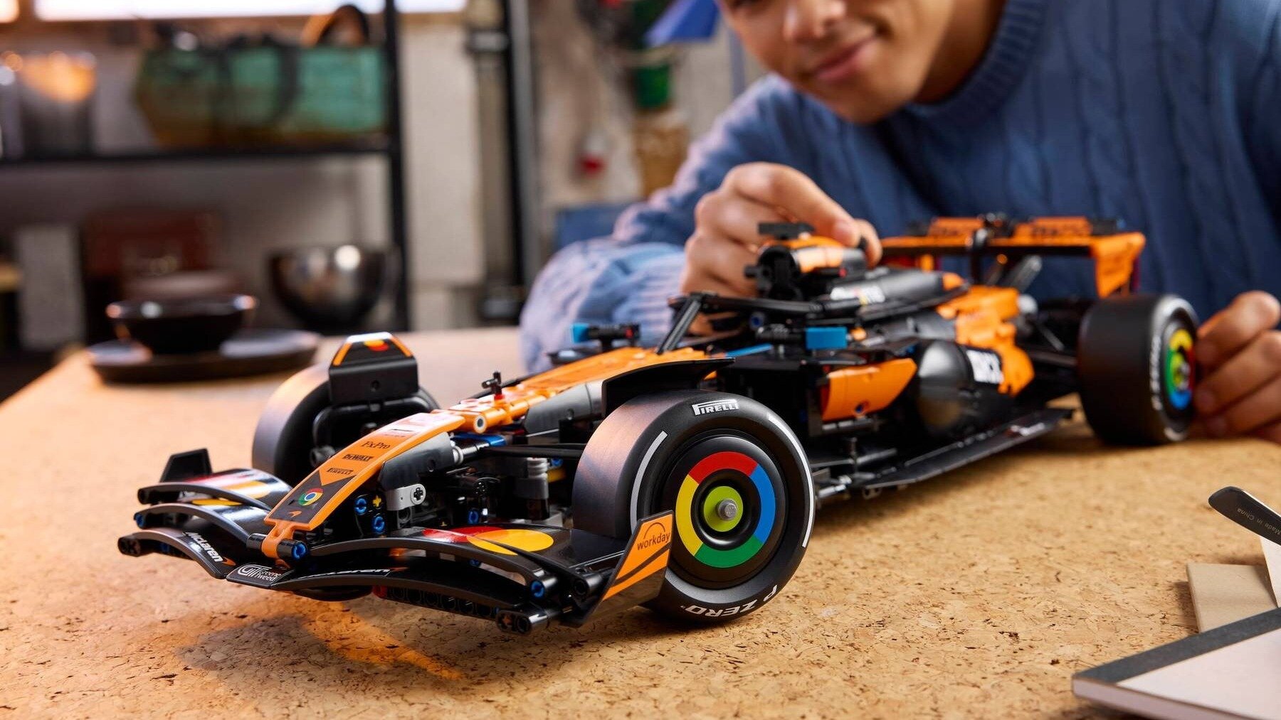Чемпионский болид McLaren стал огромным конструктором Lego
