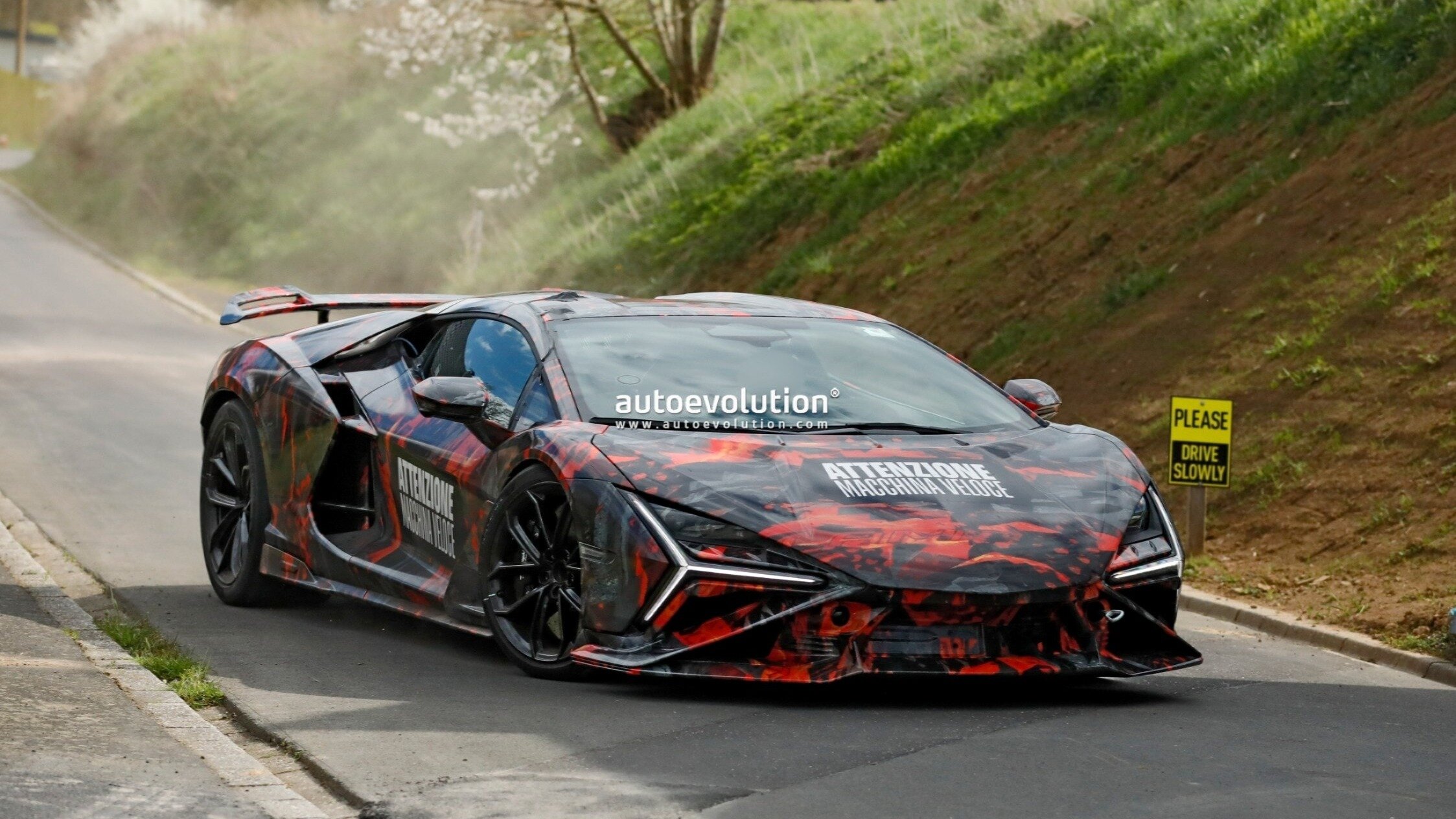 Lamborghini вывела на тесты хардкорный Revuelto