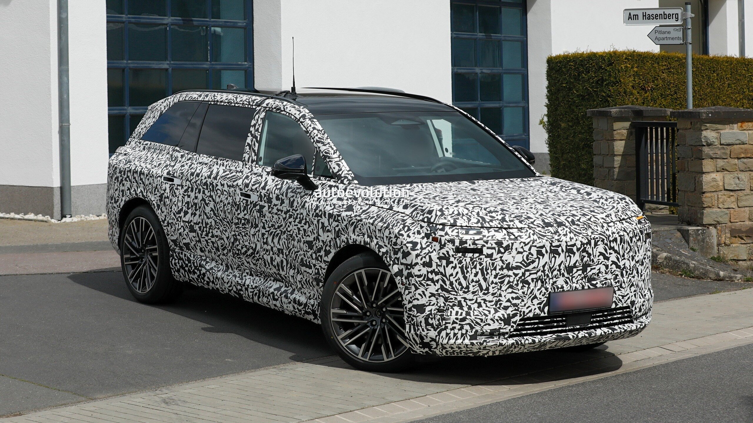 Lexus вывел на тесты большой трёхрядный электрокар