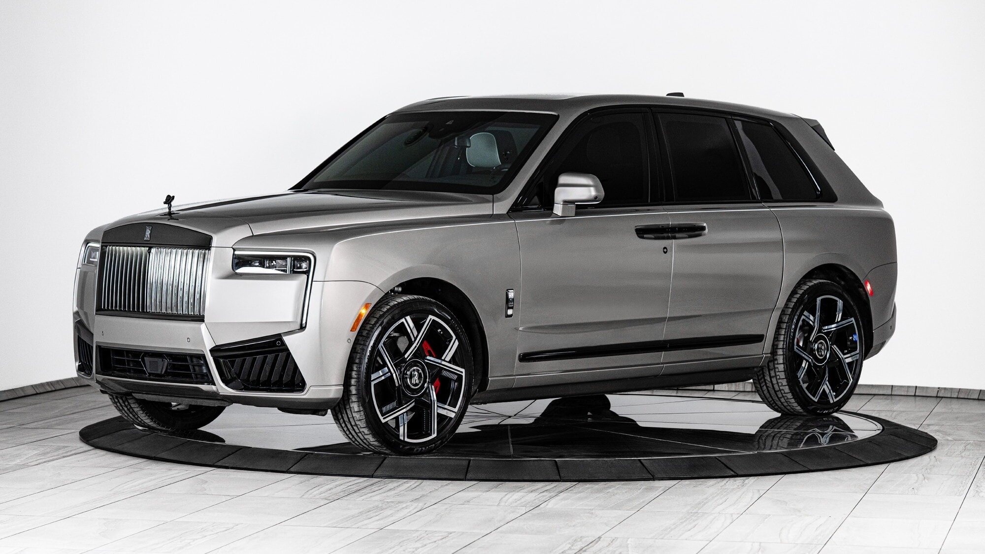 Выдержит и взрыв: Rolls-Royce Cullinan превратили в роскошный броневик