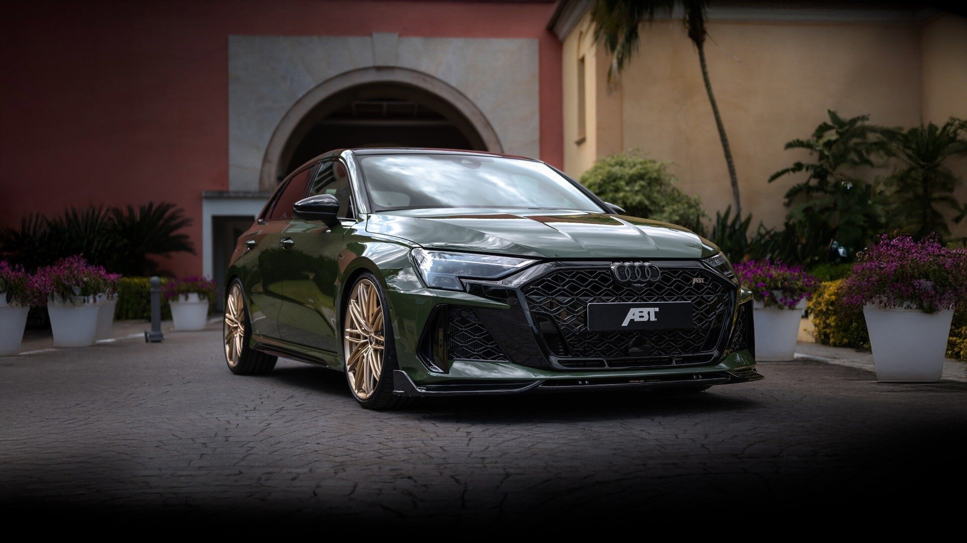Audi RS 3 стал в полтора раза мощнее после тюнинга в ABT