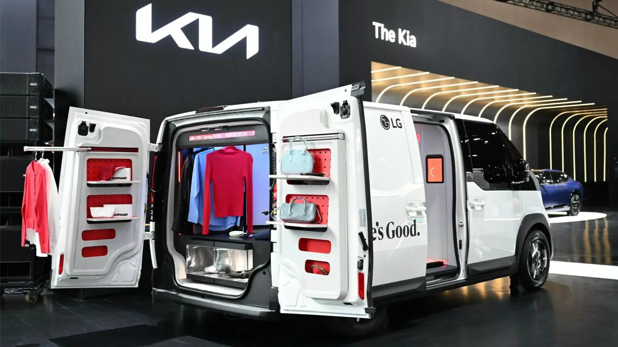 Электровэн Kia превратили в мобильный магазин модной одежды