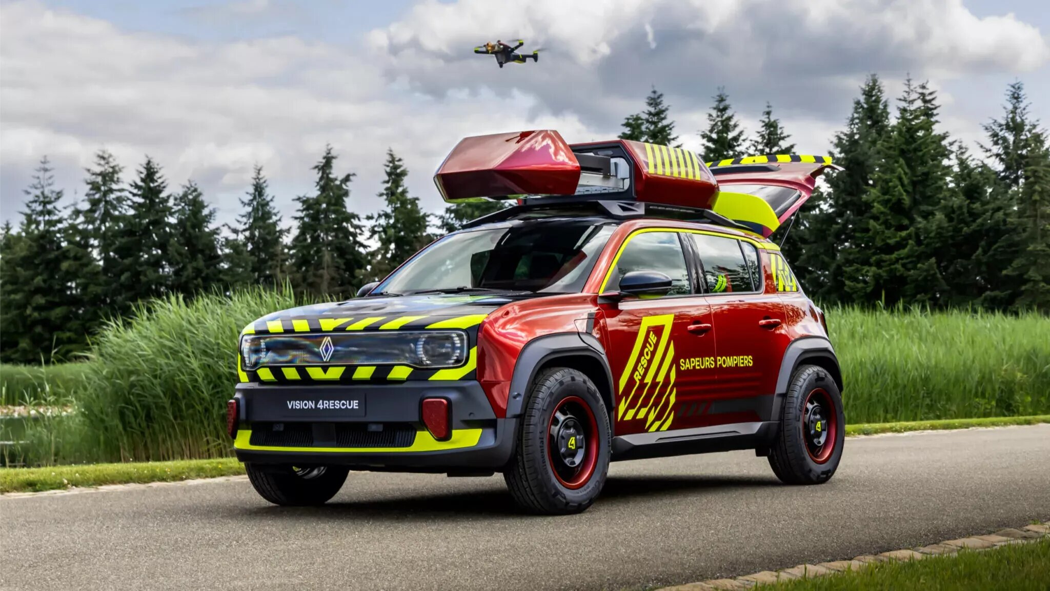 Электрокроссовер Renault 4 E-Tech превратили в пожарную машину с дроном