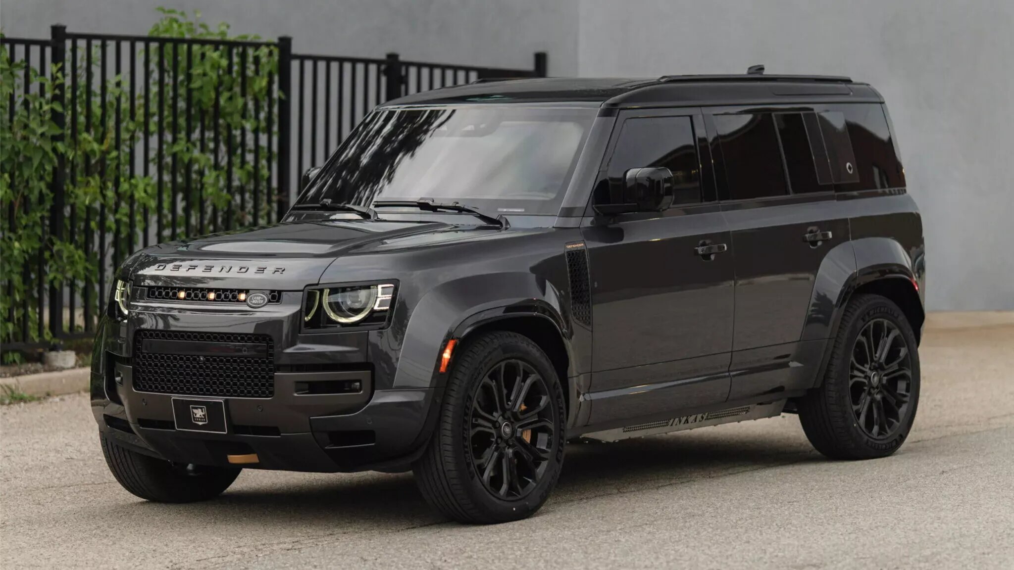 Мощнейший Land Rover Defender превратили в броневик