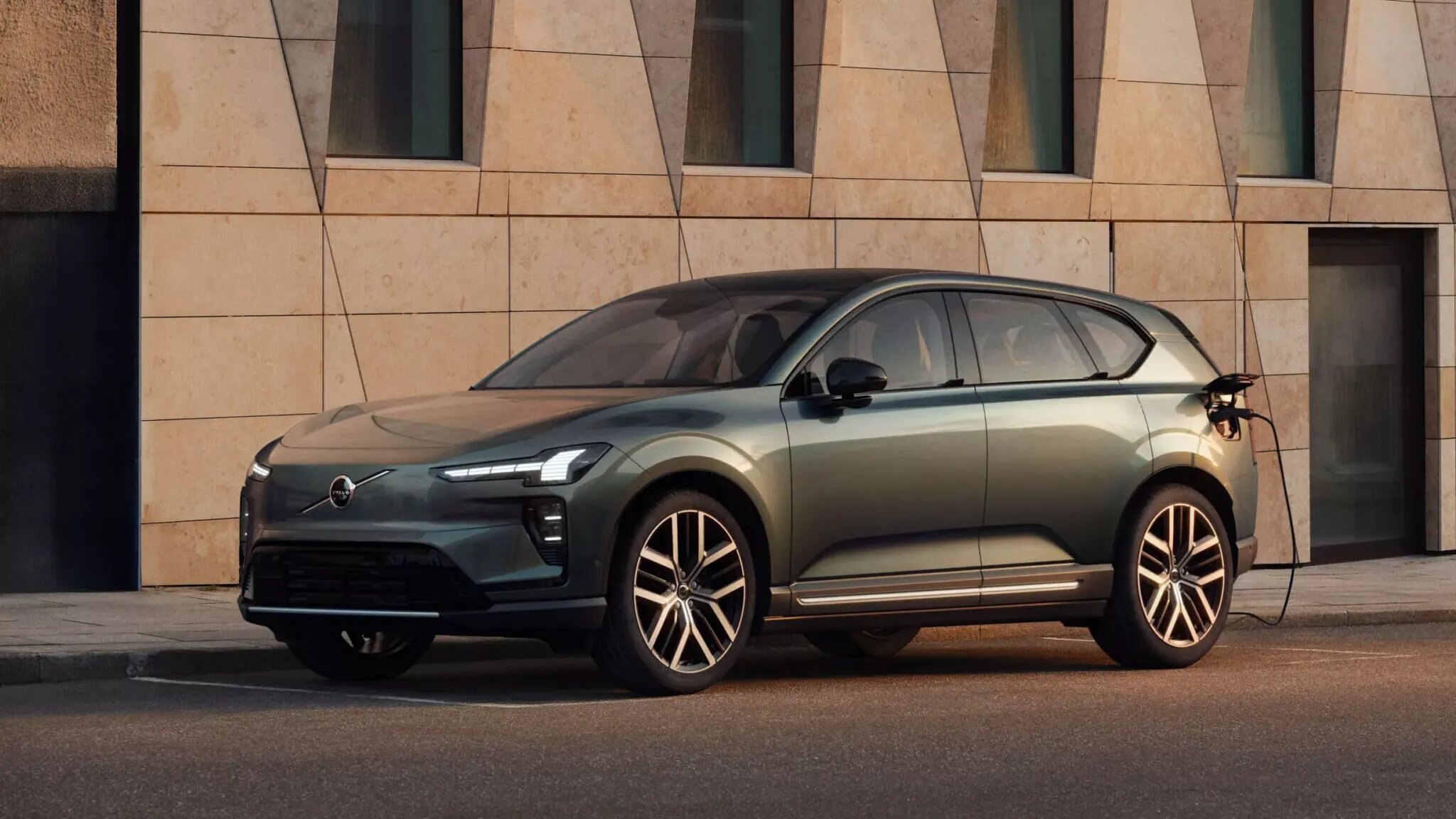 Представлен электрокроссовер Volvo EX60 с запасом хода до 810 километров и ИИ от Google