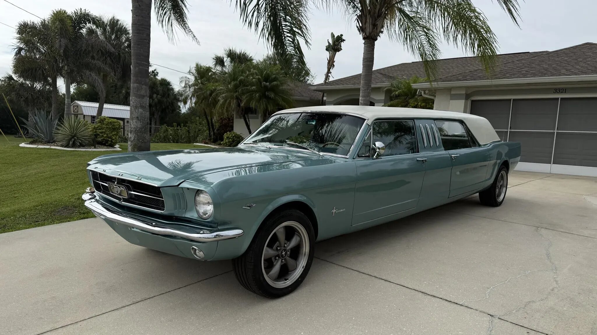 С молотка уйдёт четырёхдверный восьмиместный Ford Mustang