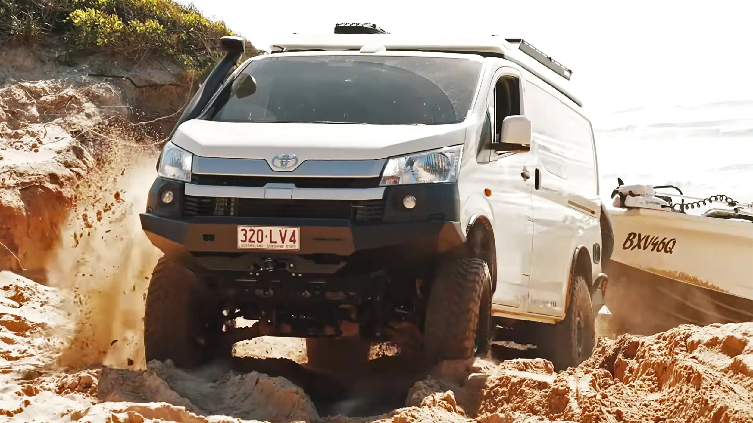Фургон Toyota Hiace стал внедорожным кемпером с деталями от Land Cruiser