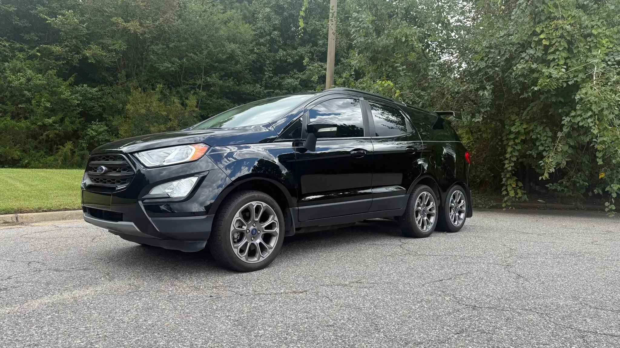 Дикий Ford EcoSport появился в продаже: он шестиколёсный
