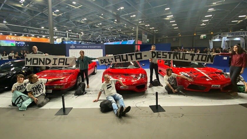 Экоактивисты облили краской машины Ferrari на Парижском автосалоне