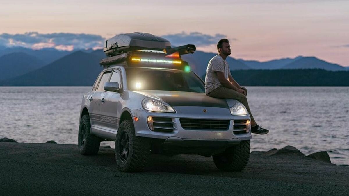 Блогер превратил старый Porsche Cayenne в кемпер и живёт в нём
