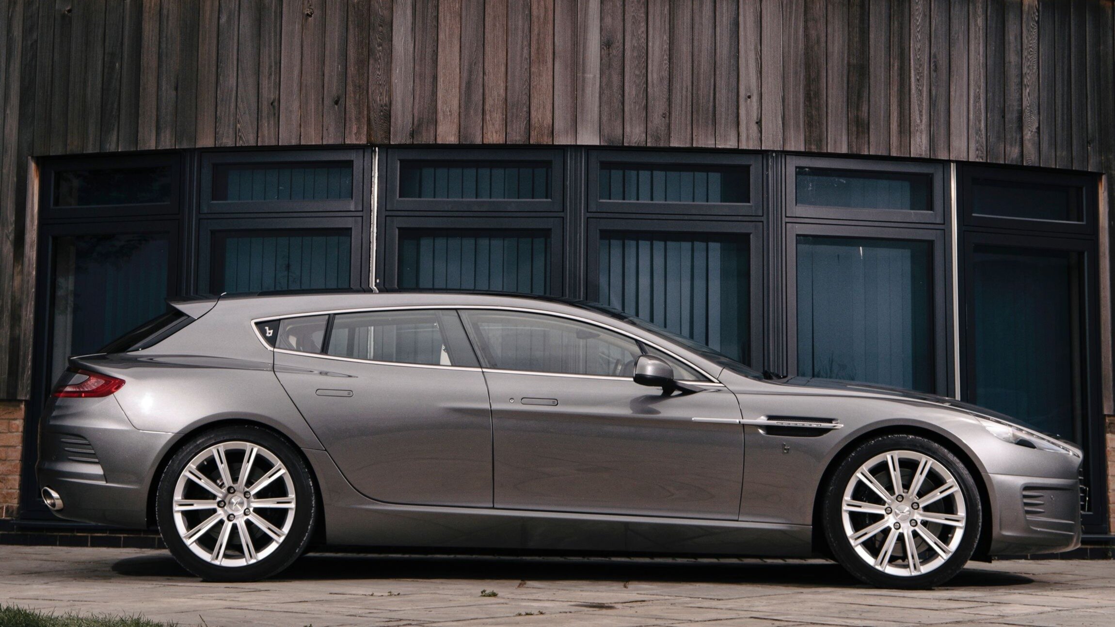 На продажу выставлен уникальный универсал Aston Martin Rapide